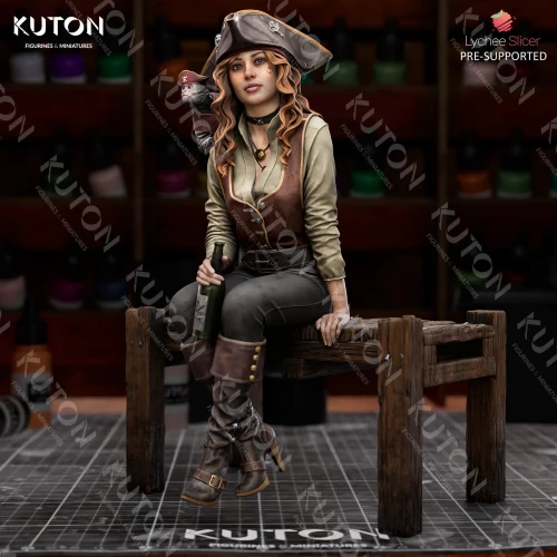 Фигурка Captain Lyra